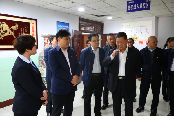 河南省新鄉(xiāng)市委常委、組織部長(zhǎng)王樂(lè)新來(lái)平原商場(chǎng)調(diào)研