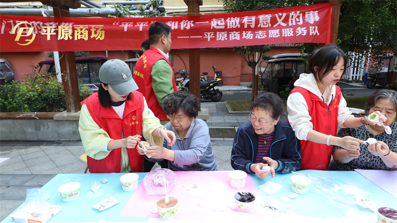 志愿活動(dòng)——與居民一起做月餅，做眼部體檢